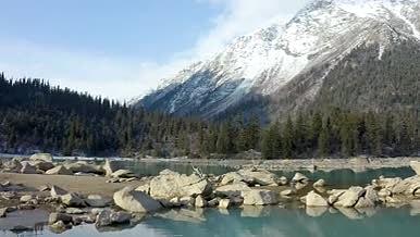 冬季雪山河流森林航拍视频的预览图